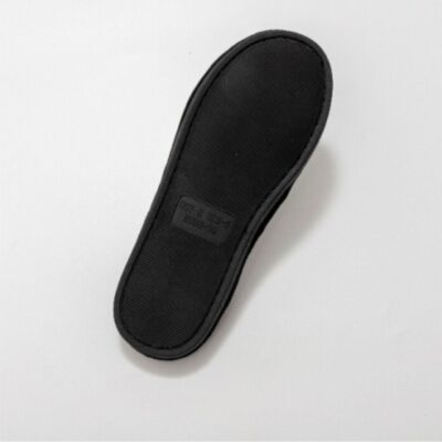 Plantilla de zapato negra, diseño ergonómico, ideal para comodidad en actividades diarias y deportes.