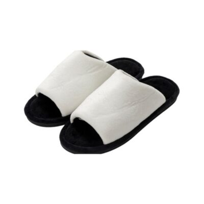 Chanclas blancas con negro, diseño cómodo y moderno, ideales para uso diario y tiempo de descanso.
