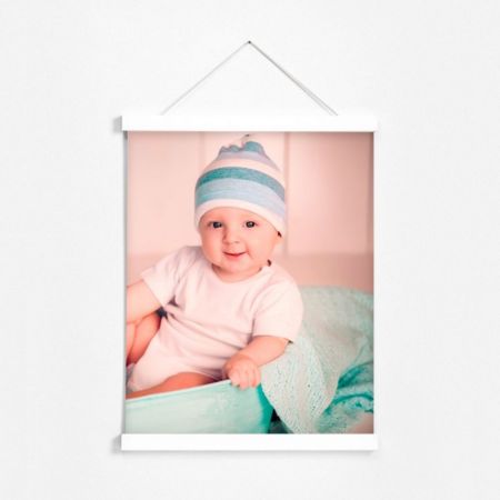 Bebé Sonriente Con Gorro Azul Y Blanco, Decorando Un Ambiente Acogedor, Ideal Para Fotos Familiares Y Decoraciones Infantiles.