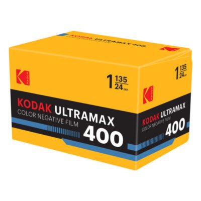 Película Kodak Ultramax 400, 135, 24 exposiciones, ideal para fotografía en color negativo.