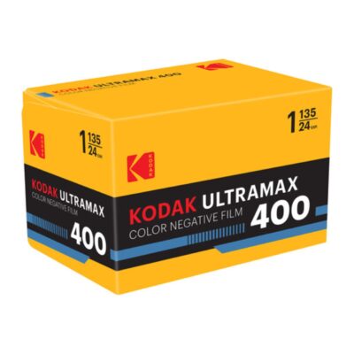 Película negativa color Kodak Ultramax 400, 1 rollo de 135, 24 exposiciones, ideal para fotografía brillante.