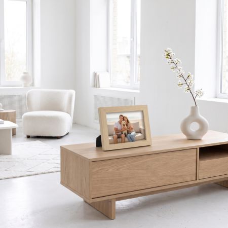 Marco De Fotos Moderno En Color Madera, Muestra Una Imagen Sentimental En Un Entorno Minimalista Y Luminoso.