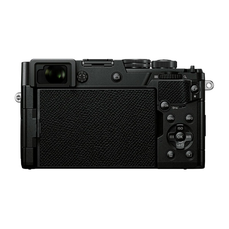 oly400630-4-9ef Cámara Fujifilm X100V, vista posterior con controles de ajuste y diseño de piel texturizada. Cámara compacta avanzada.