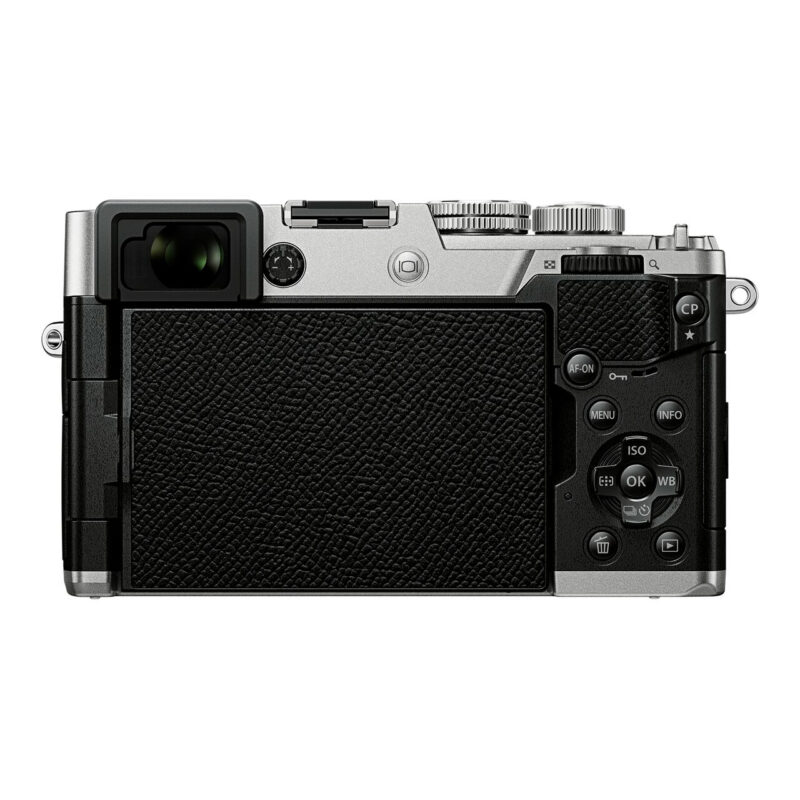 oly400631-4-ae7 Cámara Fujifilm X100V con diseño retro, botones de control y vista trasera de pantalla LCD. Ideal para fotografía urbana.
