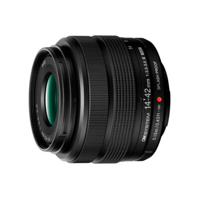 Lente OM SYSTEM 14-42 mm f/3.5-5.6, compacta y resistente al agua, ideal para fotografía versátil.