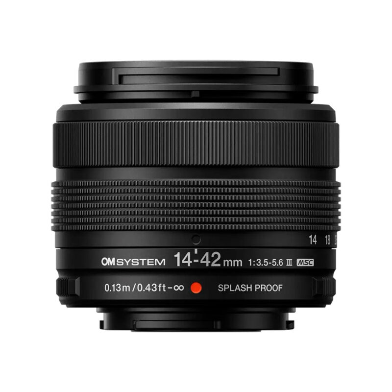 oly400632-4-4cb Lente OM System 14-42 mm f/3.5-5.6 III, diseño compacto y resistente al agua, ideal para fotografía versátil.