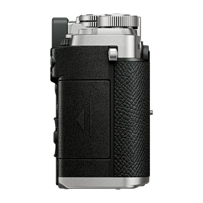 oly400633-5-1d3 Cámara Sony A7IV, vista lateral, cuerpo compacto con diseño ergonómico y detalles en cuero negro.
