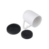 Taza blanca moderna con dos posavasos negros de silicona antideslizantes, ideal para oficina y hogar.