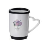 Taza blanca con diseño floral, asa en forma de corazón, ideal para café o té elegante. Regalo original y bonito.