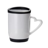 Taza blanca con tapa negra y asa en forma de corazón, ideal para regalar en eventos especiales.