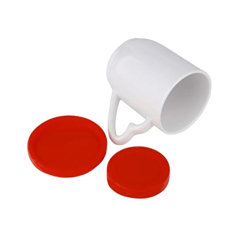 app720033-1-4ef Taza blanca con asa y dos posavasos rojos, ideal para accesorios de cocina y bebidas.