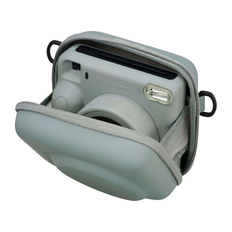 fuj170295-2-c20 Cámara instantánea Fujifilm Instax Square 2 en funda gris, diseño compacto y elegante ideal para fotografía creativa.