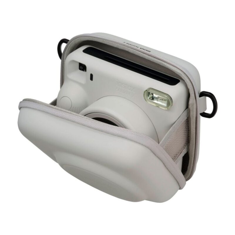 fuj170297-1-49a Cámara Instax Mini 12 en estuche ligero, diseño compacto y color blanco, ideal para fotografía instantánea.