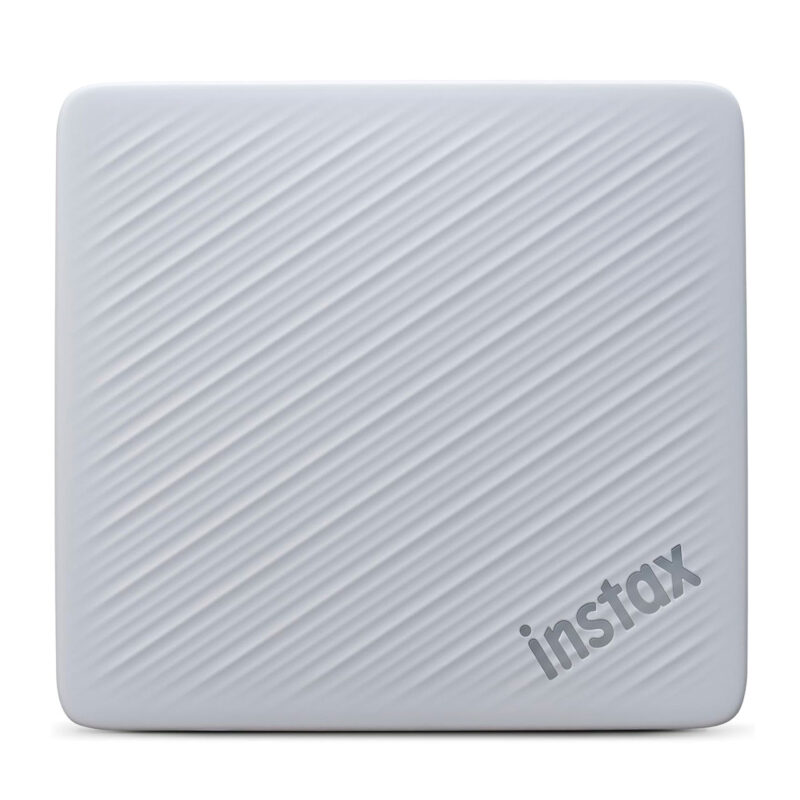 fuj170516-1-0c0 Impresora fotográfica Instax, diseño delgado en color blanco, perfecta para fotos instantáneas en casa.