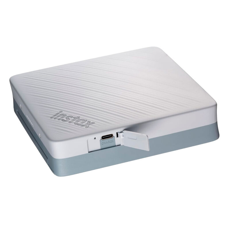 fuj170516-5-d41 Impresora instantánea Fujifilm Instax Mini Link, diseño elegante en blanco y azul, conexión USB-C para carga.