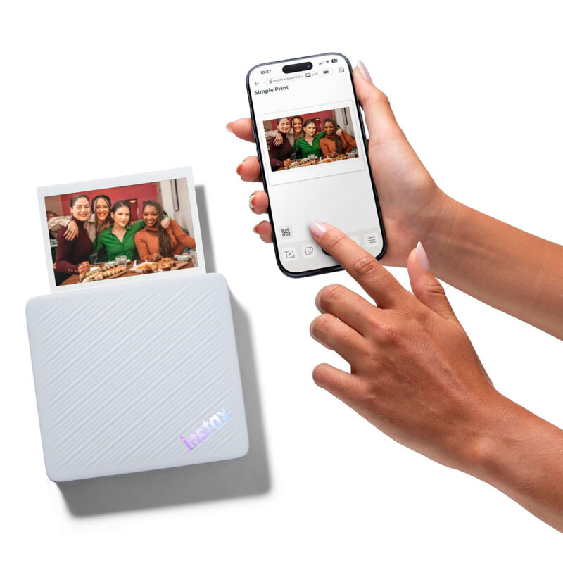 fuj170516-6-0d2 Impresora fotográfica Instax Mini Link, smartphone enviando imagen para impresión, ideal para fotos instantáneas.