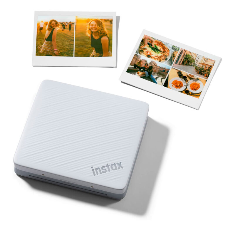 fuj170516-7-4b1 Impresora fotográfica Instax mini Link 2, diseño blanco, acompañada de fotos impresas coloridas.