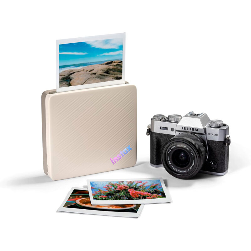 fuj170517-11-557 Cámara Fujifilm X-T30 con impresora Instax y fotos impresas de paisajes y flores. Ideal para fotografía instantánea.