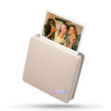 Impresora de fotos Instax Share SP-3, color crema, con una impresión de tres personas disfrutando bebidas.