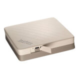 Impresora de fotos Instax Mini Link, diseño compacto y elegante, puerto de carga USB y acabado en color beige.