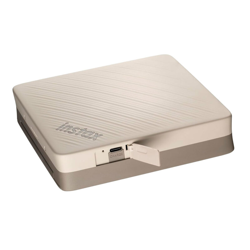 fuj170517-5-991 Impresora de fotos Instax Mini Link, diseño compacto y elegante, puerto de carga USB y acabado en color beige.