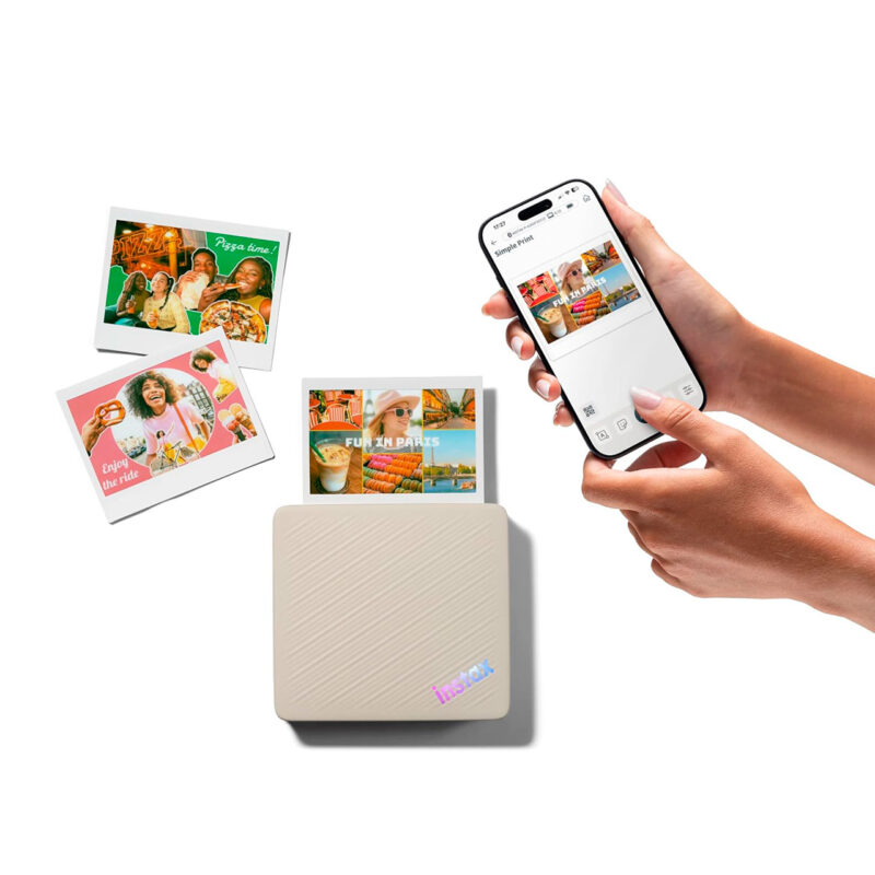 fuj170517-8-082 Impresora portátil Instax, modelo Mini Link, en color crema, imprimiendo fotos desde un smartphone.