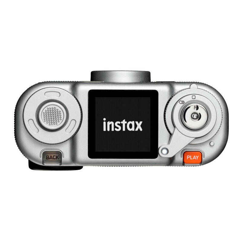 fuj170518-3-8f0 Cámara instantánea Fujifilm Instax con pantalla, botones de control y diseño compacto en color plata.