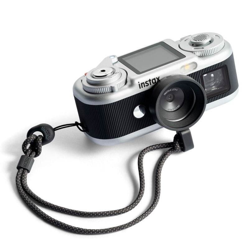 fuj170518-5-3a2 Cámara instantánea Fujifilm Instax con lente fija y correa de mano, ideal para fotografía creativa.