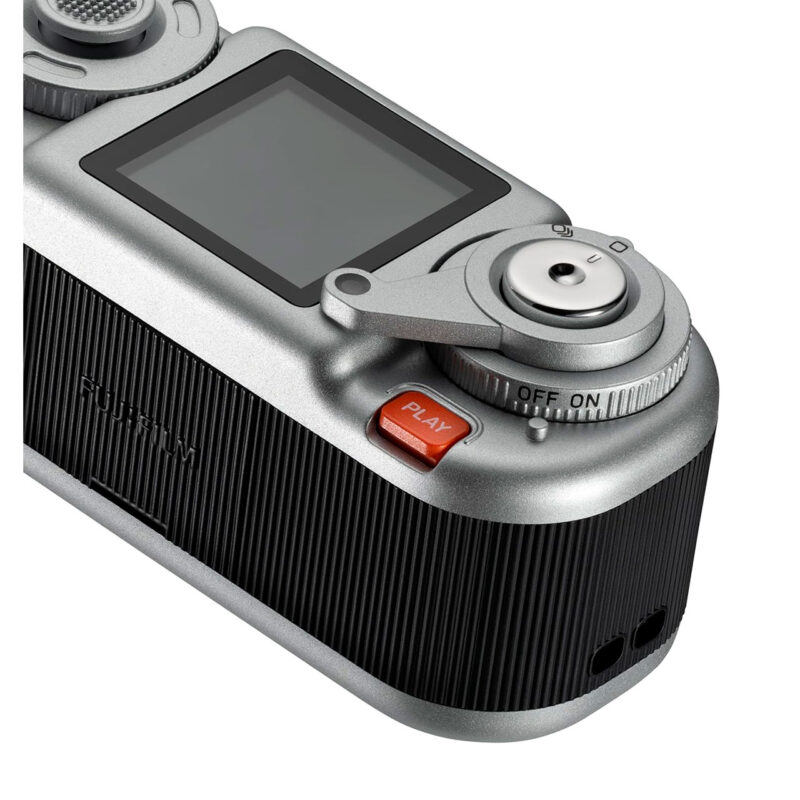 fuj170518-8-a63 Cámara Fujifilm con diseño plateado, pantalla de control y botón de reproducción en color naranja.