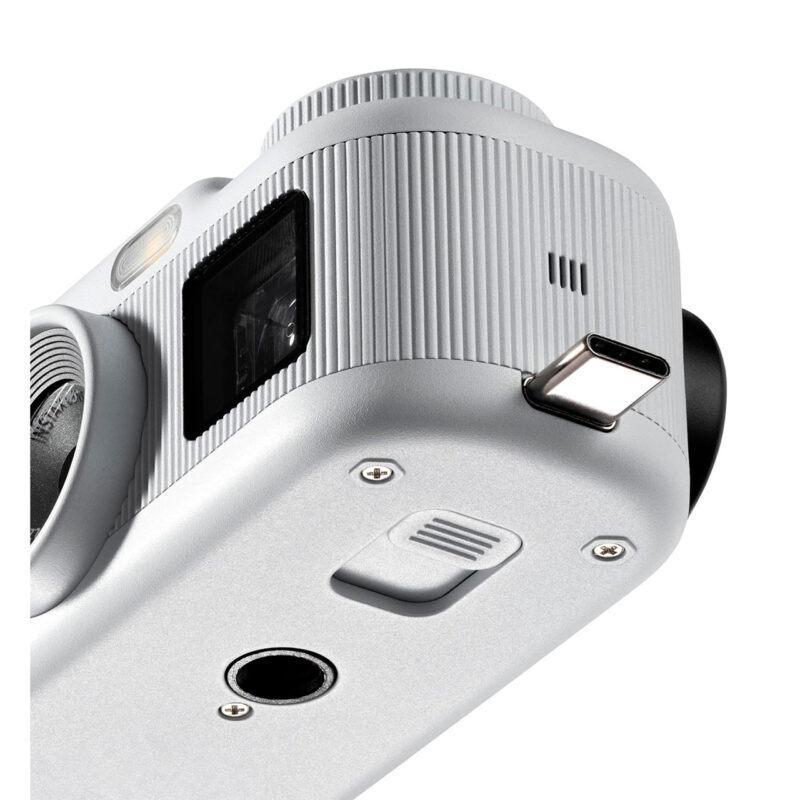 fuj170519-4-f45 Cámara Hasselblad X1D II 50C, vista inferior con puerto USB-C y detalles del diseño en plateado.