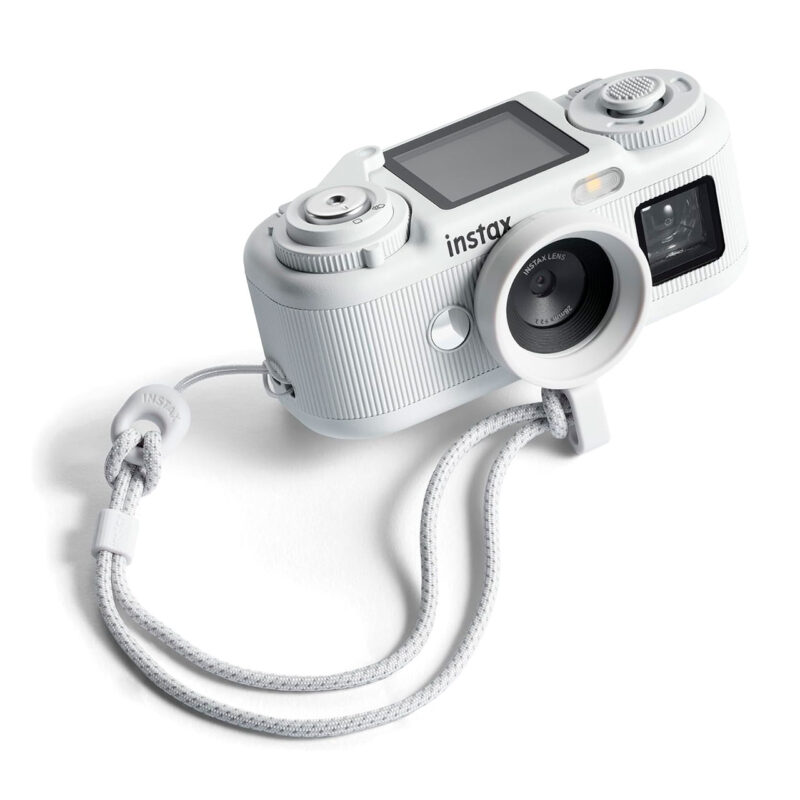 fuj170519-5-35e Cámara instantánea Fujifilm Instax Mini Evo en color blanco con lente y correa ergonómica.