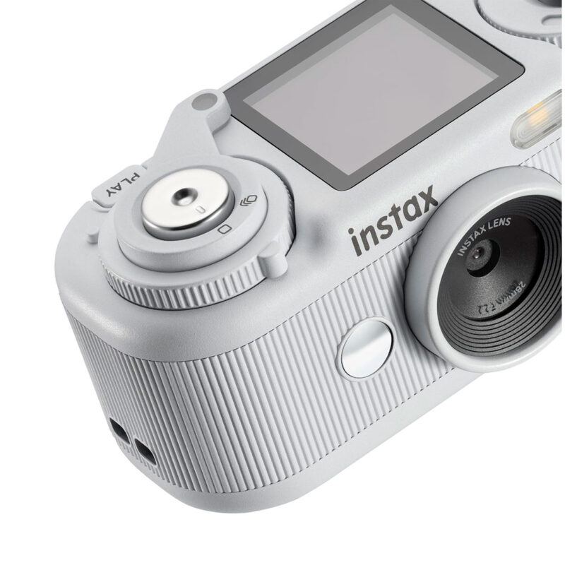 fuj170519-7-2dc Cámara instantánea Fujifilm Instax con diseño gris y lente de 28mm, ideal para fotografía creativa.