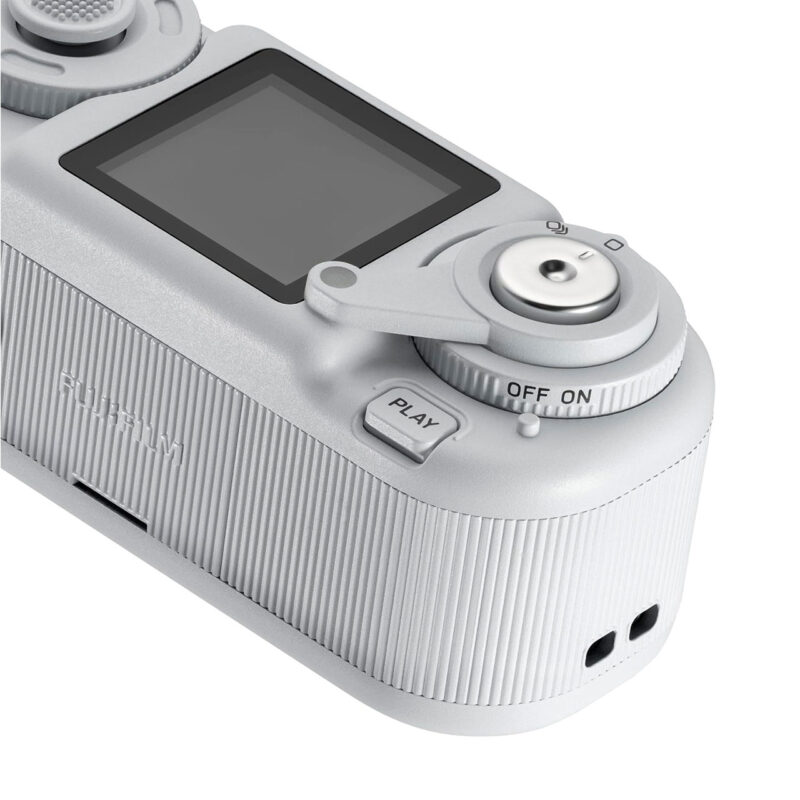 fuj170519-8-de3 Cámara Fujifilm de diseño compacto en color plateado con pantalla y diales de control. Ideal para fotografía profesional.