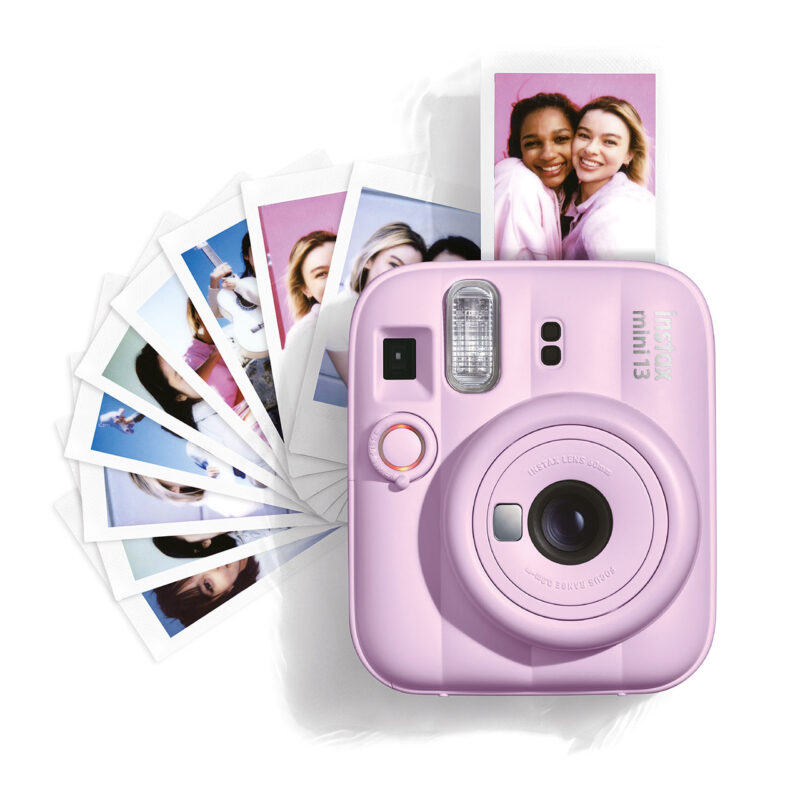 fuj170520-7-3f4 Cámara instantánea Fujifilm Instax Mini 13 en color rosa con fotos enmarcadas desplegadas alrededor.