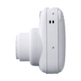 Cámara Instax Mini 11 en color blanco, diseño compacto con lente fija y botón de encendido. Ideal para fotos instantáneas.