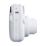 Cámara instantánea Fujifilm Instax Mini, diseño compacto en blanco, lente visible y botones principales.