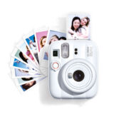Cámara instantánea Fujifilm Instax Mini 13 con fotos impresas en colores vibrantes y diseño compacto y moderno.