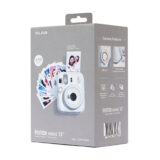 Cámara instantánea Fujifilm Instax Mini 13, color blanco arcilla, incluye envase con fotos impresas y accesorios.