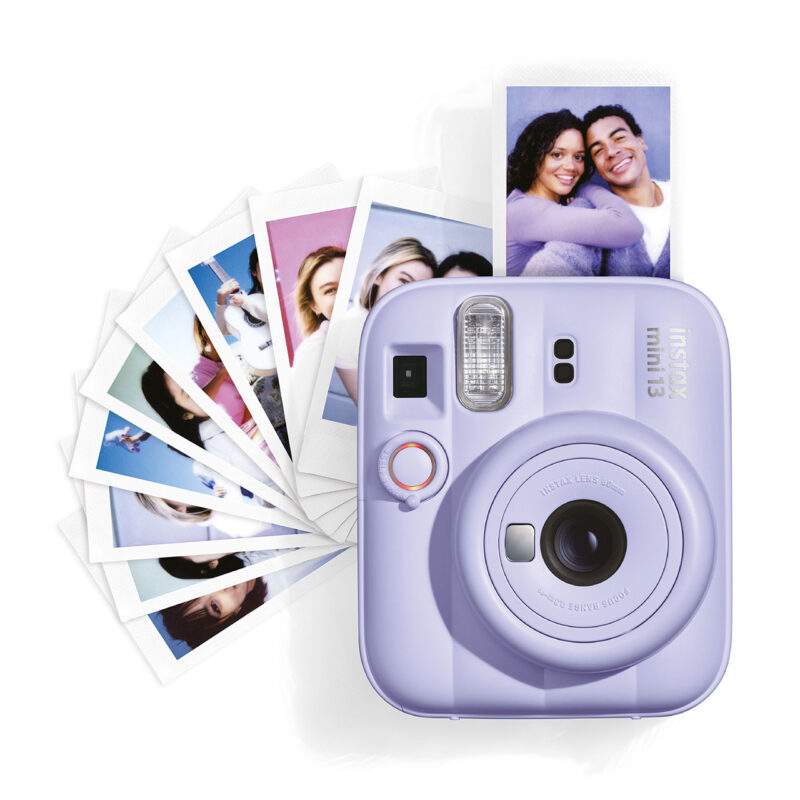 fuj170522-8-2ce Cámara instantánea Fujifilm Instax Mini 13 de color púrpura con fotos impresas en fondo. Ideal para retratos y eventos.