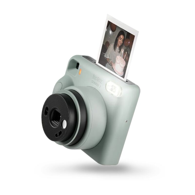 fuj170530-1-f3e Cámara instantánea Fujifilm Instax Square SQ1 en color verde, imprimiendo fotos cuadradas con flash integrado.