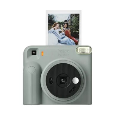 Cámara Instantánea Fujifilm Instax Square 2, Diseño Gris, Foto Impresa Visible En Fondo. Ideal Para Retratos.