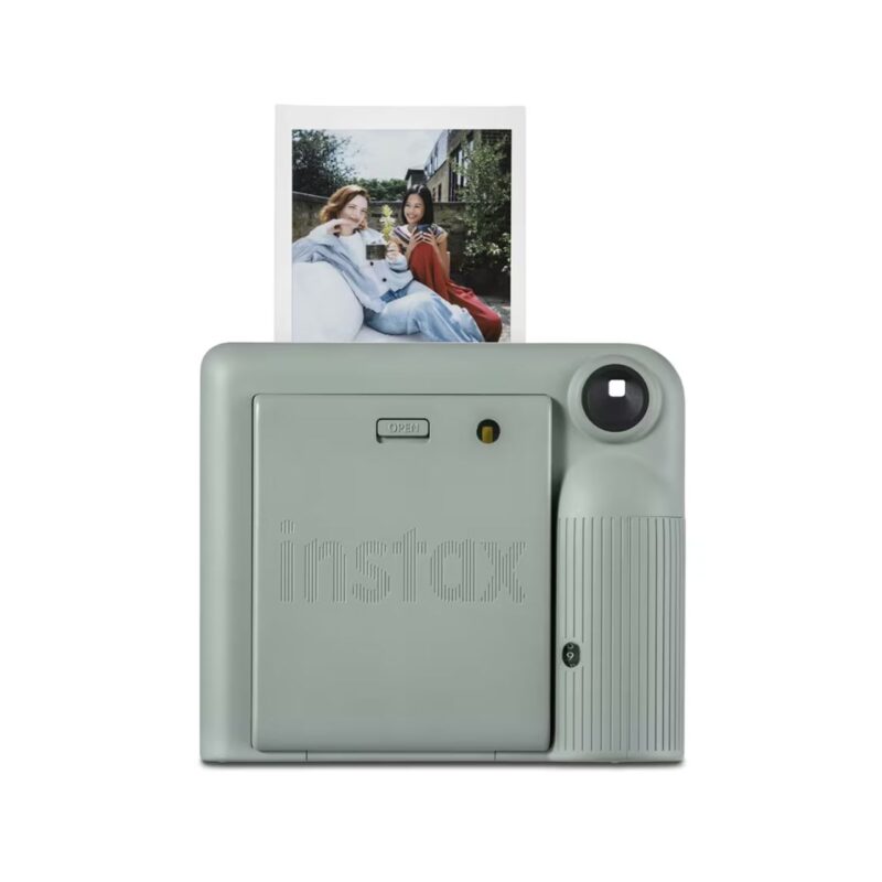 fuj170530-2-672 Cámara instantánea Fujifilm Instax, diseño compacto en verde con impresión de foto al instante y botón de captura.