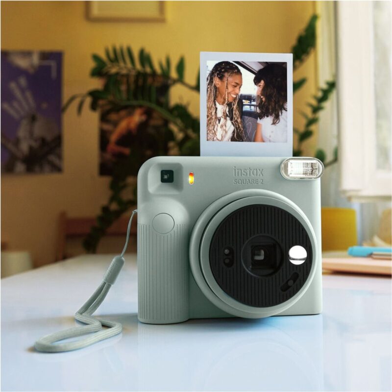 fuj170530-4-403 Cámara instantánea Fujifilm Instax Square SQ2 en color verde claro con foto impresa emergente.