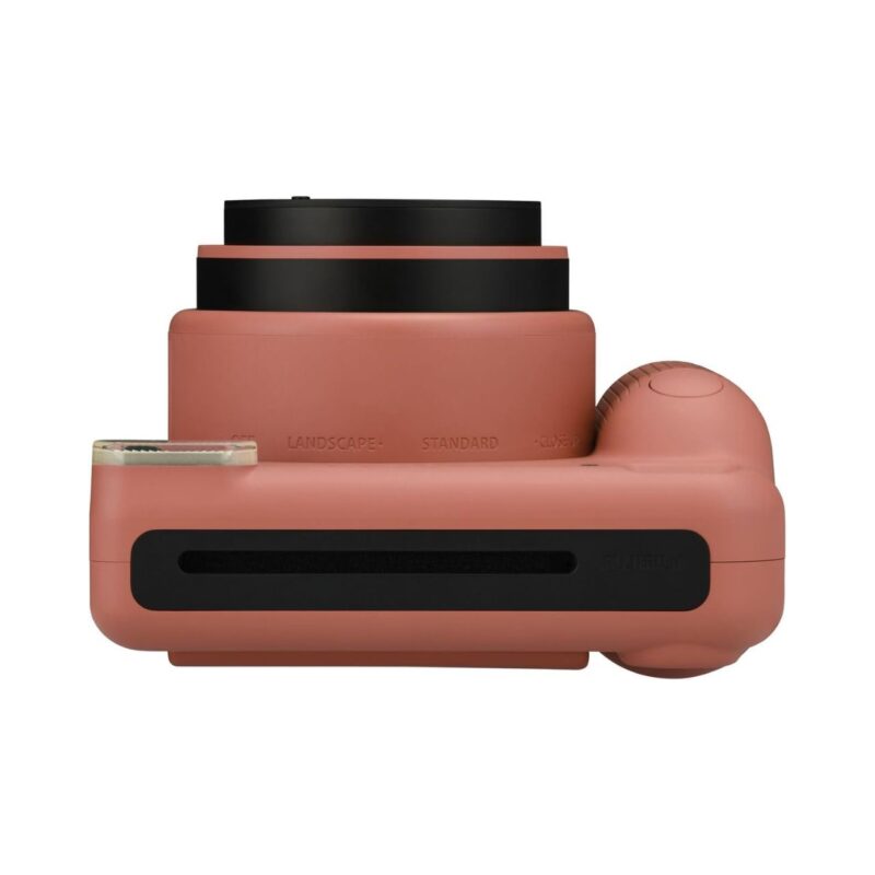 fuj170531-2-df6 Cámara Fujifilm Instax Mini 11 en color coral, diseño compacto y objetivo retráctil para fotos instantáneas.