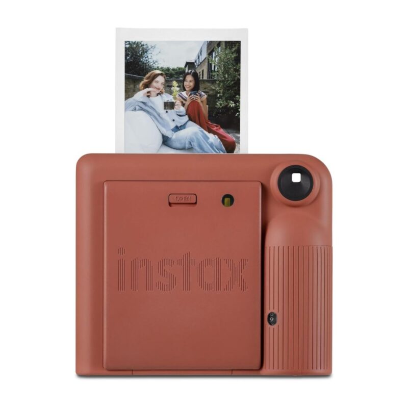 fuj170531-3-a54 Cámara instantánea Fujifilm Instax Mini 11 en color terracota, con impresión de fotografía en proceso.