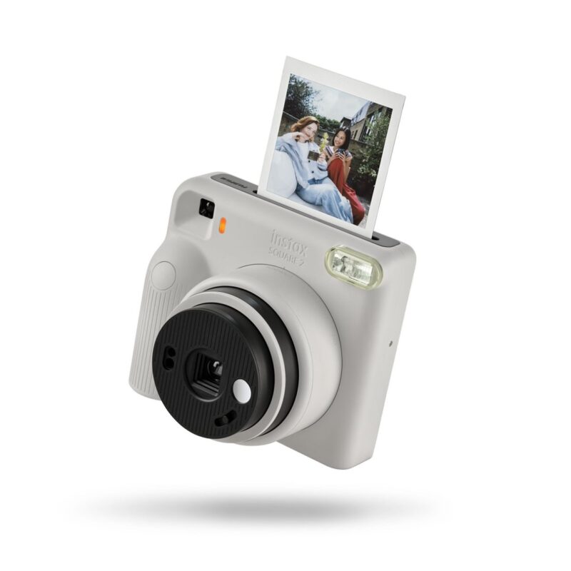Cámara Instax Square 2, diseño compacto en color blanco con impresión instantánea y lente de enfoque.
