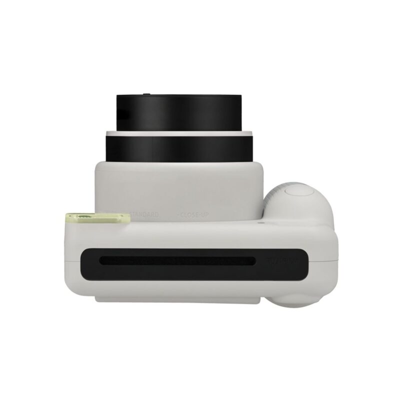 fuj170532-3-de5 Cámara Fujifilm con lente estándar, diseño compacto y color blanco, ideal para fotografía contemporánea.