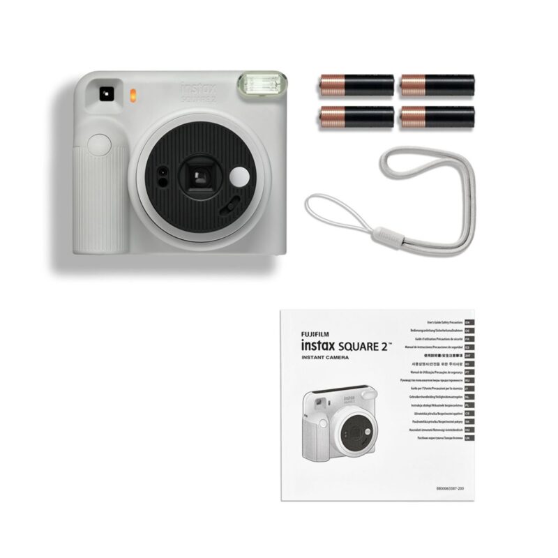 fuj170532-4-672 Cámara instantánea Fujifilm instax SQUARE 2, diseño moderno en color blanco con flash y correas. Ideal para fotos instantáneas.