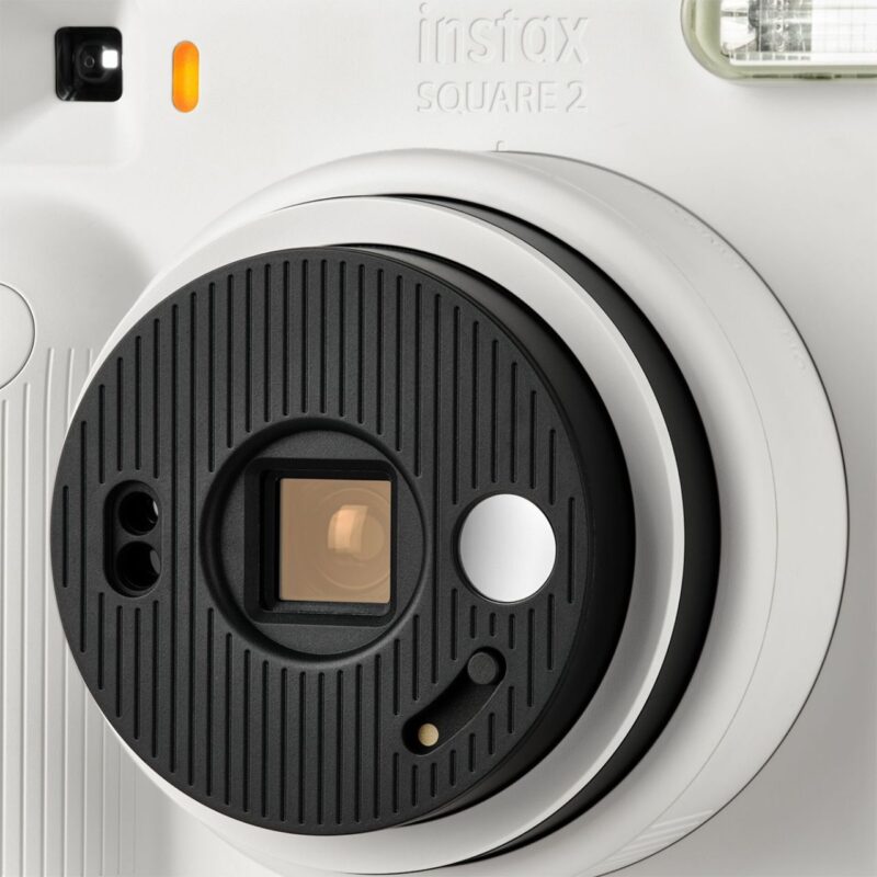 fuj170532-5-d88 Cámara Instax Square 2, lente circular negra y flash integrado para fotos instantáneas.
