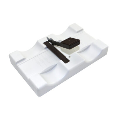 Base para cámara blanca con cinta y palanca ajustable, ideal para trípodes y grabación de video estable.